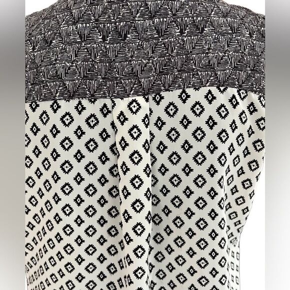 Skies are Blue black/white split v neck sleeveless top size S. - Picture 6 of 7